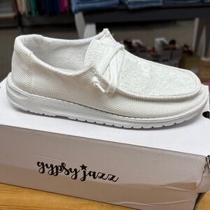 Gypsy Jazz Women's Cream Textured Loafers